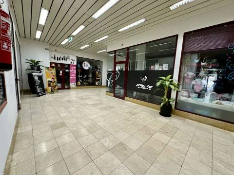 Loja em Abrantes destinada a comércio e serviços