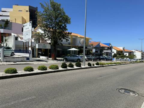 Loja em Abrantes destinada a comércio e serviços