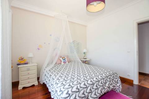 Moradia térrea T4 com garagens e piscina em Casal da Pinheira Torres Novas