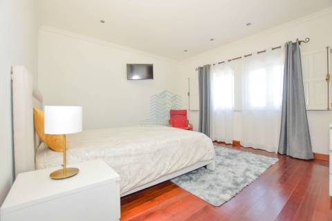 Moradia térrea T4 com garagens e piscina em Casal da Pinheira Torres Novas