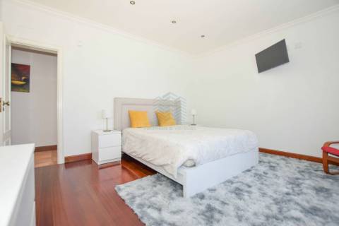 Moradia térrea T4 com garagens e piscina em Casal da Pinheira Torres Novas