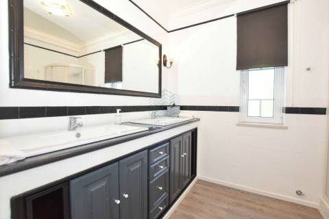 Moradia térrea T4 com garagens e piscina em Casal da Pinheira Torres Novas