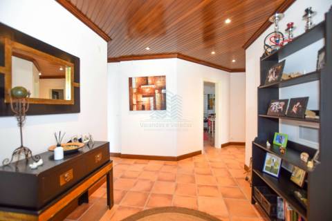 Moradia térrea T4 com garagens e piscina em Casal da Pinheira Torres Novas