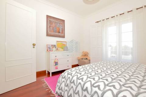 Moradia térrea T4 com garagens e piscina em Casal da Pinheira Torres Novas