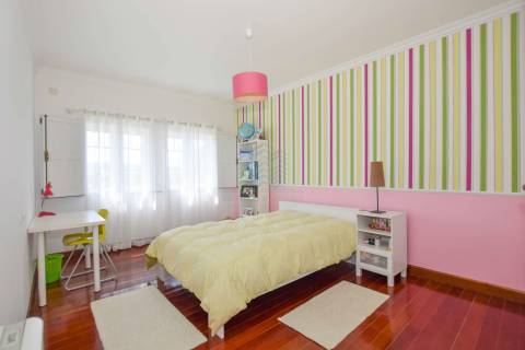 Moradia térrea T4 com garagens e piscina em Casal da Pinheira Torres Novas