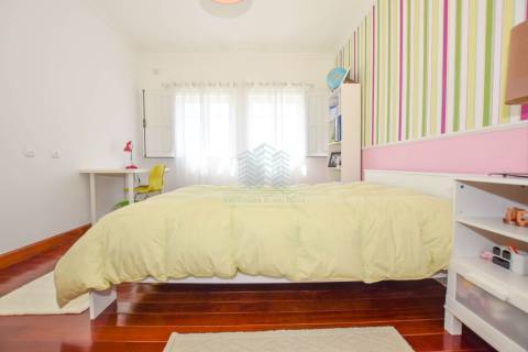 Moradia térrea T4 com garagens e piscina em Casal da Pinheira Torres Novas