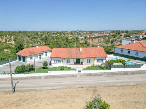Moradia térrea T4 com garagens e piscina em Casal da Pinheira Torres Novas