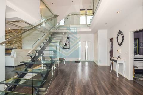 Moradia de luxo T5 com piscina e anexo