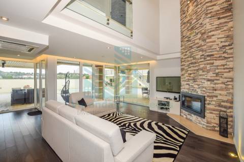 Moradia de luxo T5 com piscina e anexo