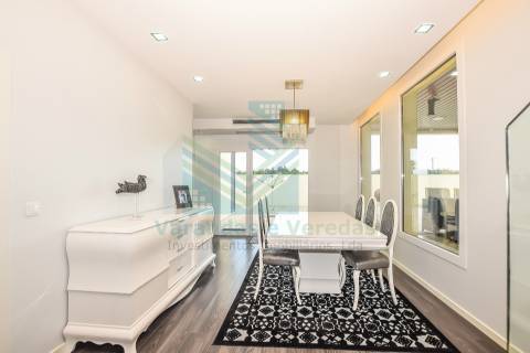 Moradia de luxo T5 com piscina e anexo