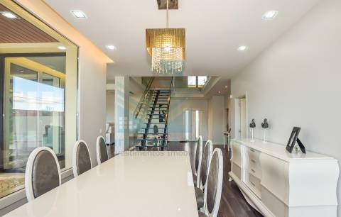 Moradia de luxo T5 com piscina e anexo