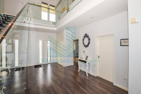 Moradia de luxo T5 com piscina e anexo