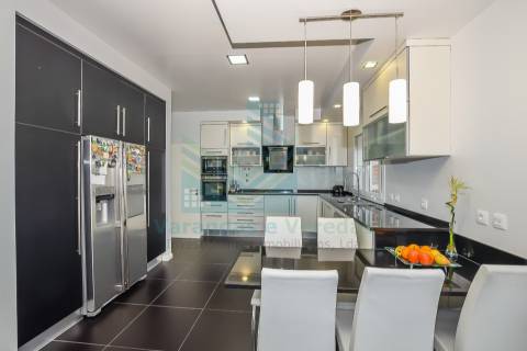 Moradia de luxo T5 com piscina e anexo