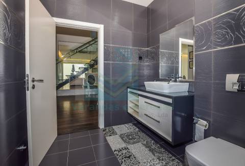 Moradia de luxo T5 com piscina e anexo