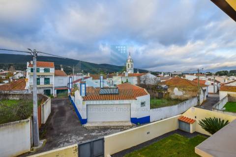 Moradia de luxo T5 com piscina e anexo