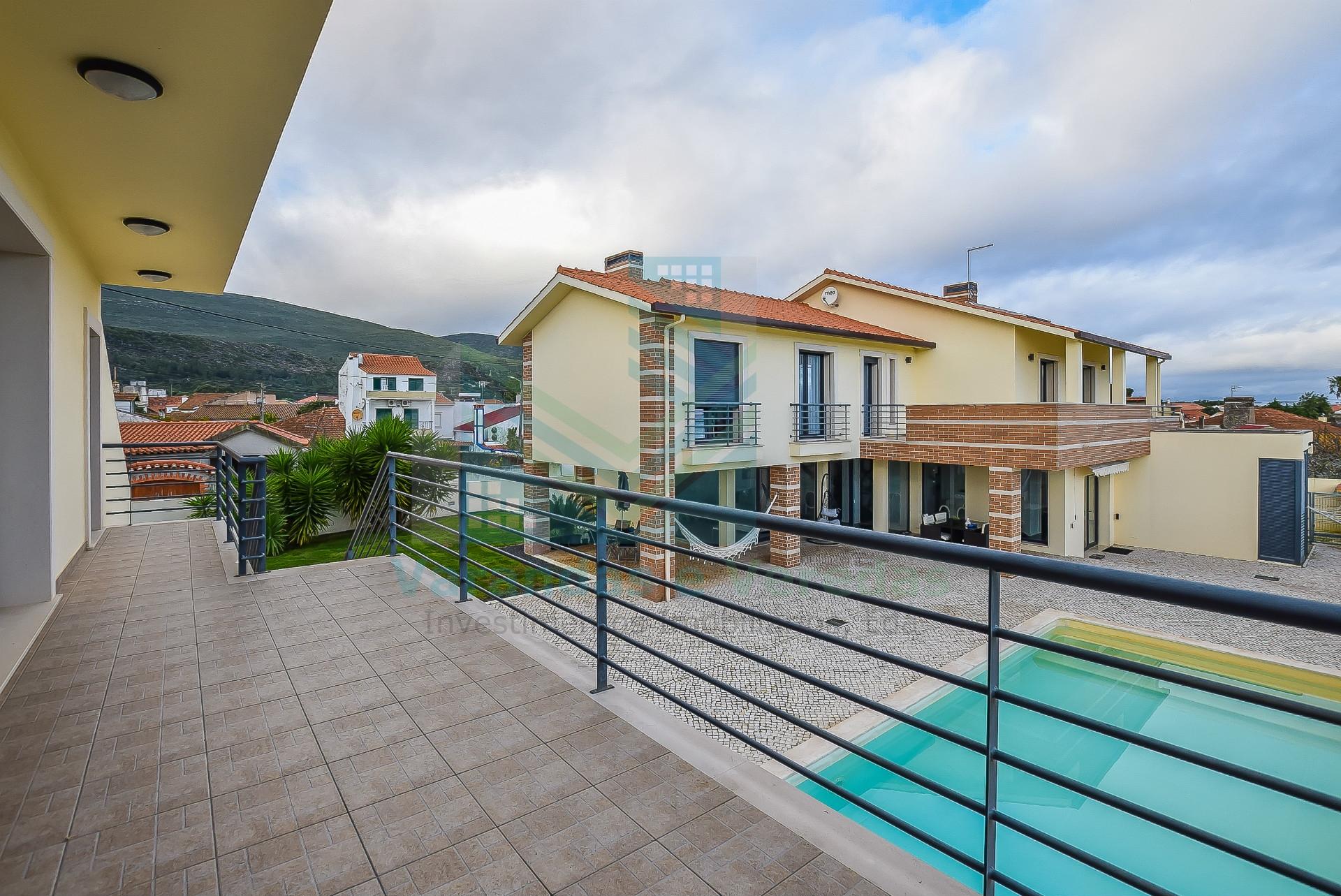 Moradia de luxo T5 com piscina e anexo