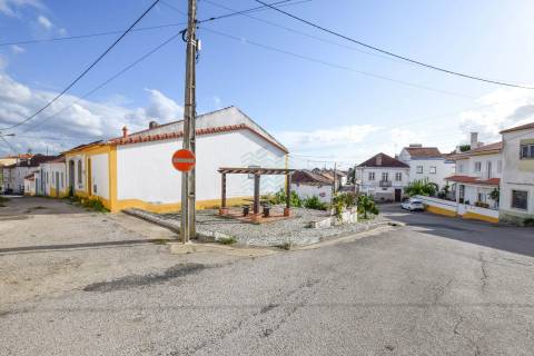 Moradia T7 com Garagem e Armazém - Alcorochel - Torres Novas