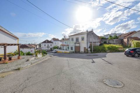 Moradia T7 com Garagem e Armazém - Alcorochel - Torres Novas