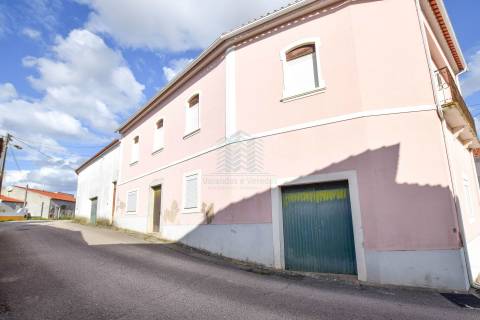 Moradia T7 com Garagem e Armazém - Alcorochel - Torres Novas