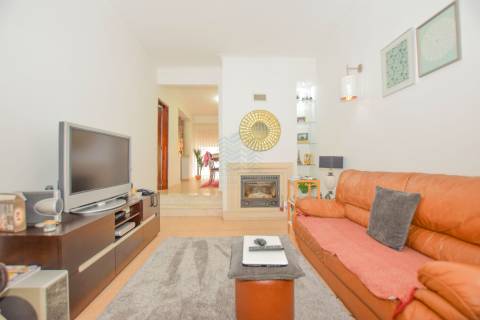 Moradia T4+1 com anexo e logradouro em Quinta da Silvã - Torres Novas