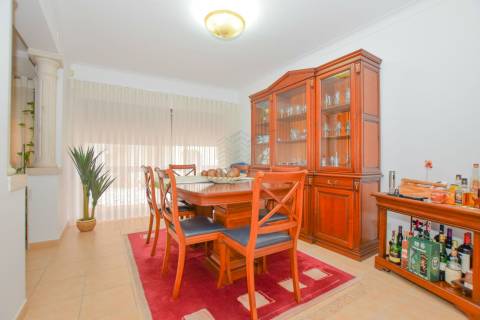 Moradia T4+1 com anexo e logradouro em Quinta da Silvã - Torres Novas