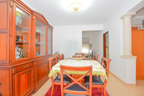 Moradia T4+1 com anexo e logradouro em Quinta da Silvã - Torres Novas