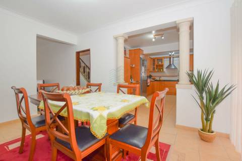 Moradia T4+1 com anexo e logradouro em Quinta da Silvã - Torres Novas