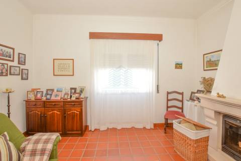 Moradia T3 com Anexos, Garagem e Terreno no Casal da Pinheira