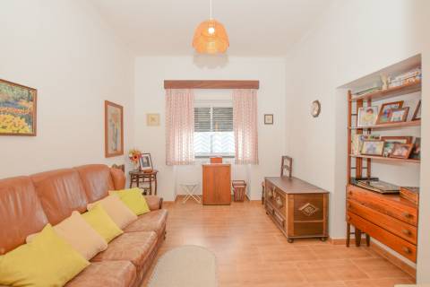 Moradia T3 com Anexos, Garagem e Terreno no Casal da Pinheira