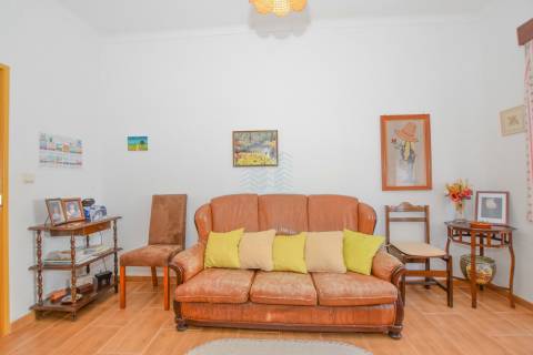 Moradia T3 com Anexos, Garagem e Terreno no Casal da Pinheira
