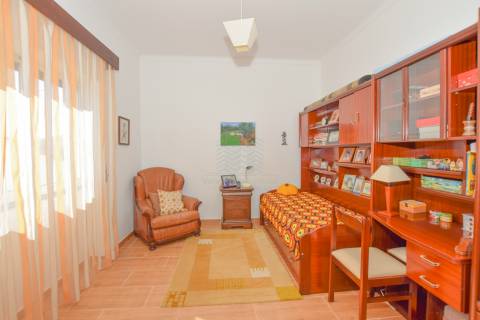 Moradia T3 com Anexos, Garagem e Terreno no Casal da Pinheira