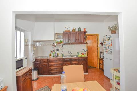 Moradia T3 com Anexos, Garagem e Terreno no Casal da Pinheira