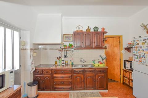 Moradia T3 com Anexos, Garagem e Terreno no Casal da Pinheira