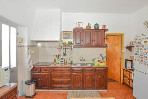 Moradia T3 com Anexos, Garagem e Terreno no Casal da Pinheira