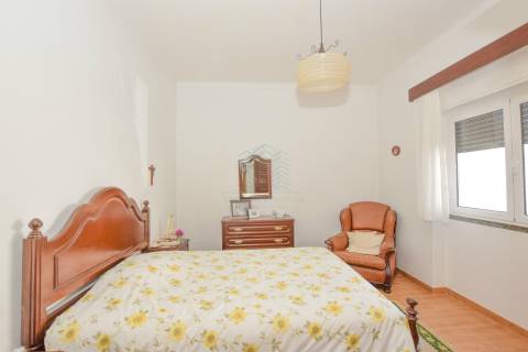 Moradia T3 com Anexos, Garagem e Terreno no Casal da Pinheira