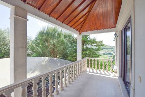 Moradia T3+2 com jardim e logradouro em Quinta da Silvã - Torres Novas