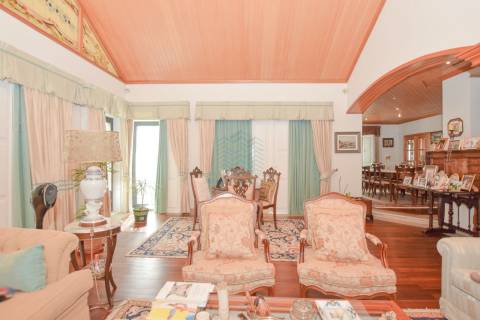 Moradia T3+2 com jardim e logradouro em Quinta da Silvã - Torres Novas