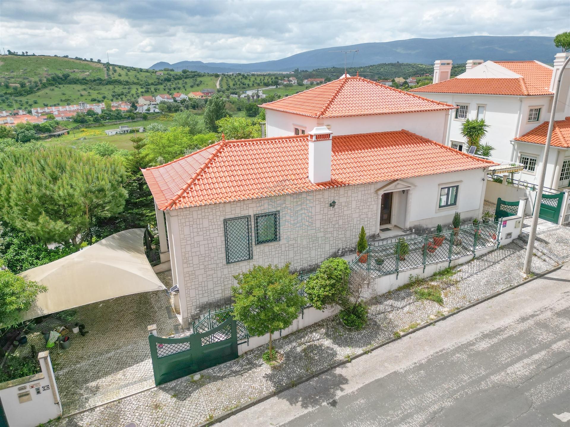 Moradia T3+2 com jardim e logradouro em Quinta da Silvã - Torres Novas