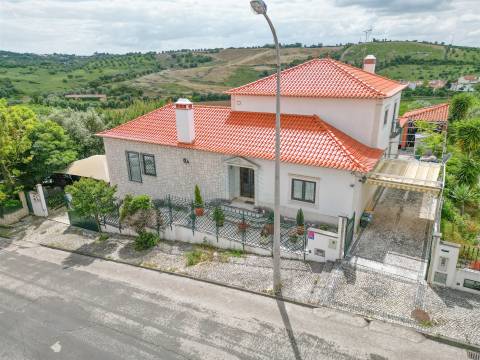 Moradia T3+2 com jardim e logradouro em Quinta da Silvã - Torres Novas