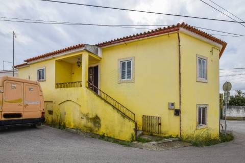 Moradia T3 com Garagem e Poço em Alcorochel, Torres Novas