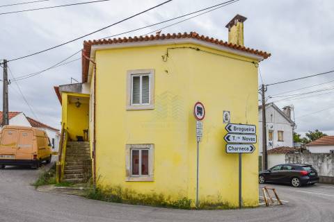 Moradia T3 com Garagem e Poço em Alcorochel, Torres Novas