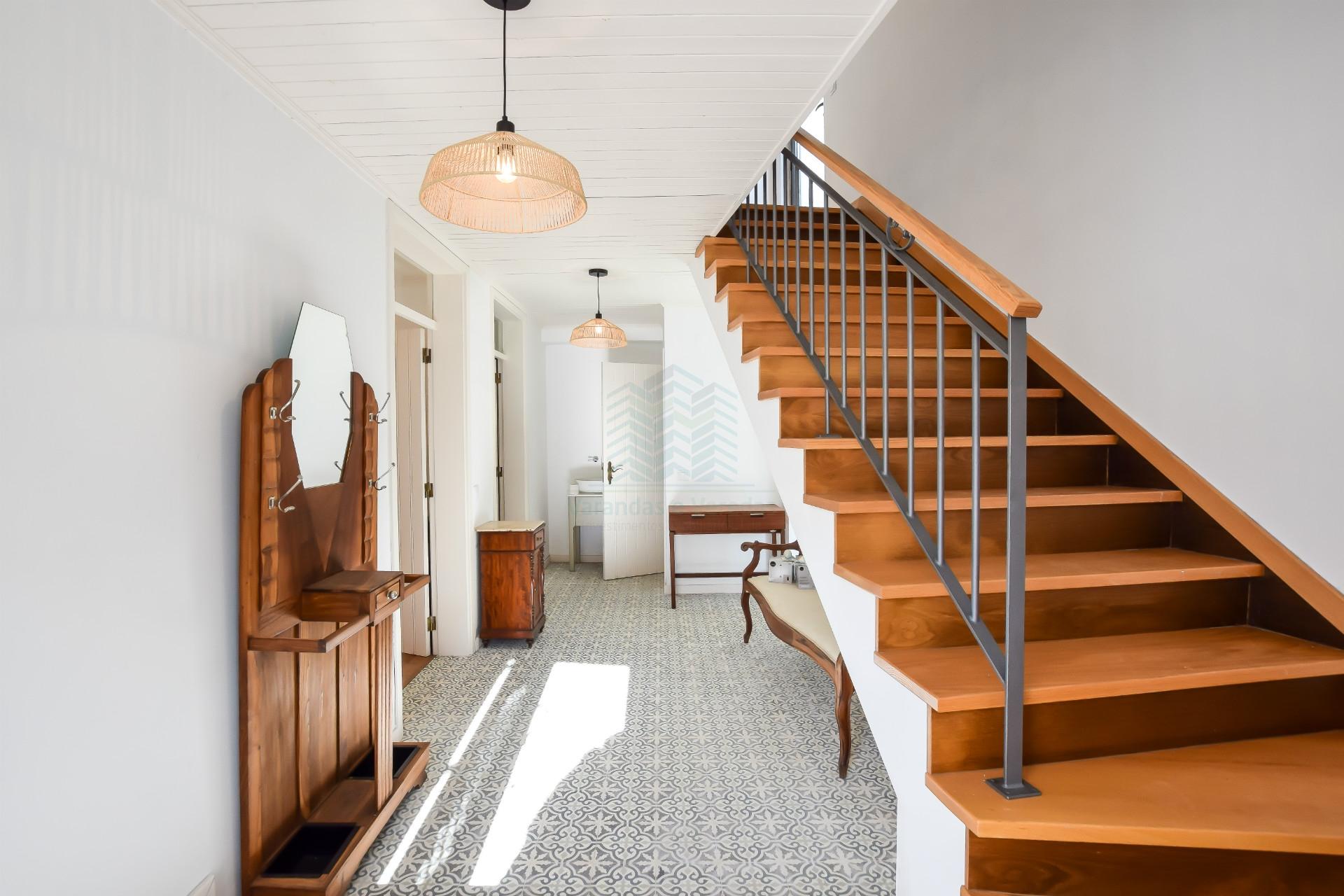 Moradia T3 remodelada com logradouro e terraço — Bugalhos