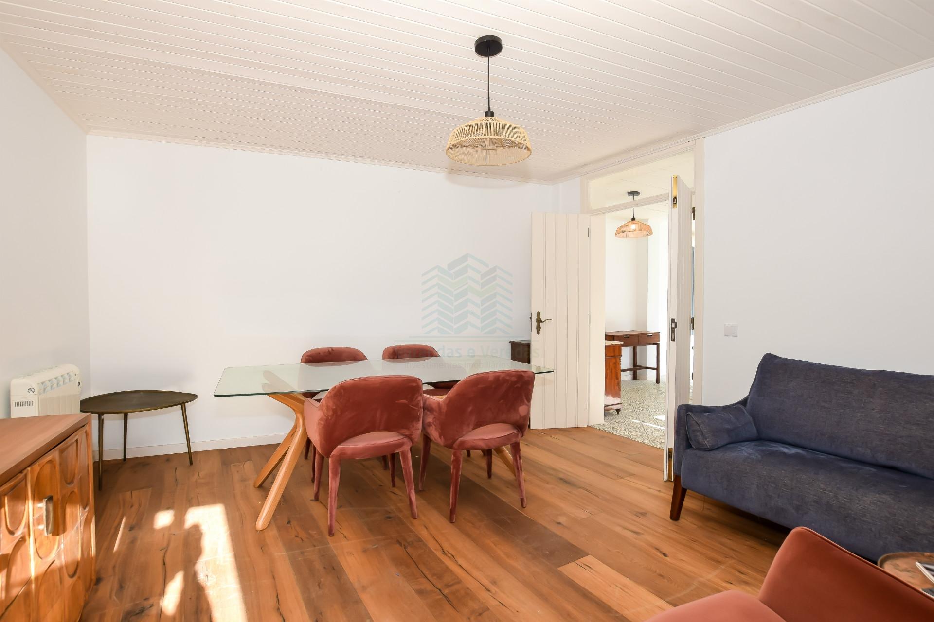 Moradia T3 remodelada com logradouro e terraço — Bugalhos