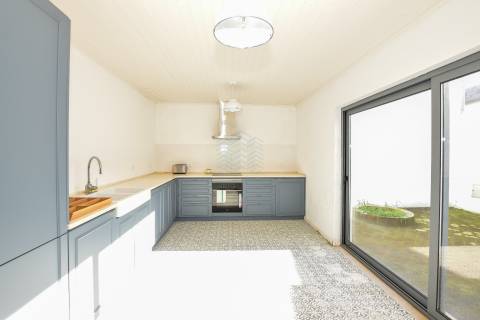 Moradia T3 remodelada com logradouro e terraço — Bugalhos