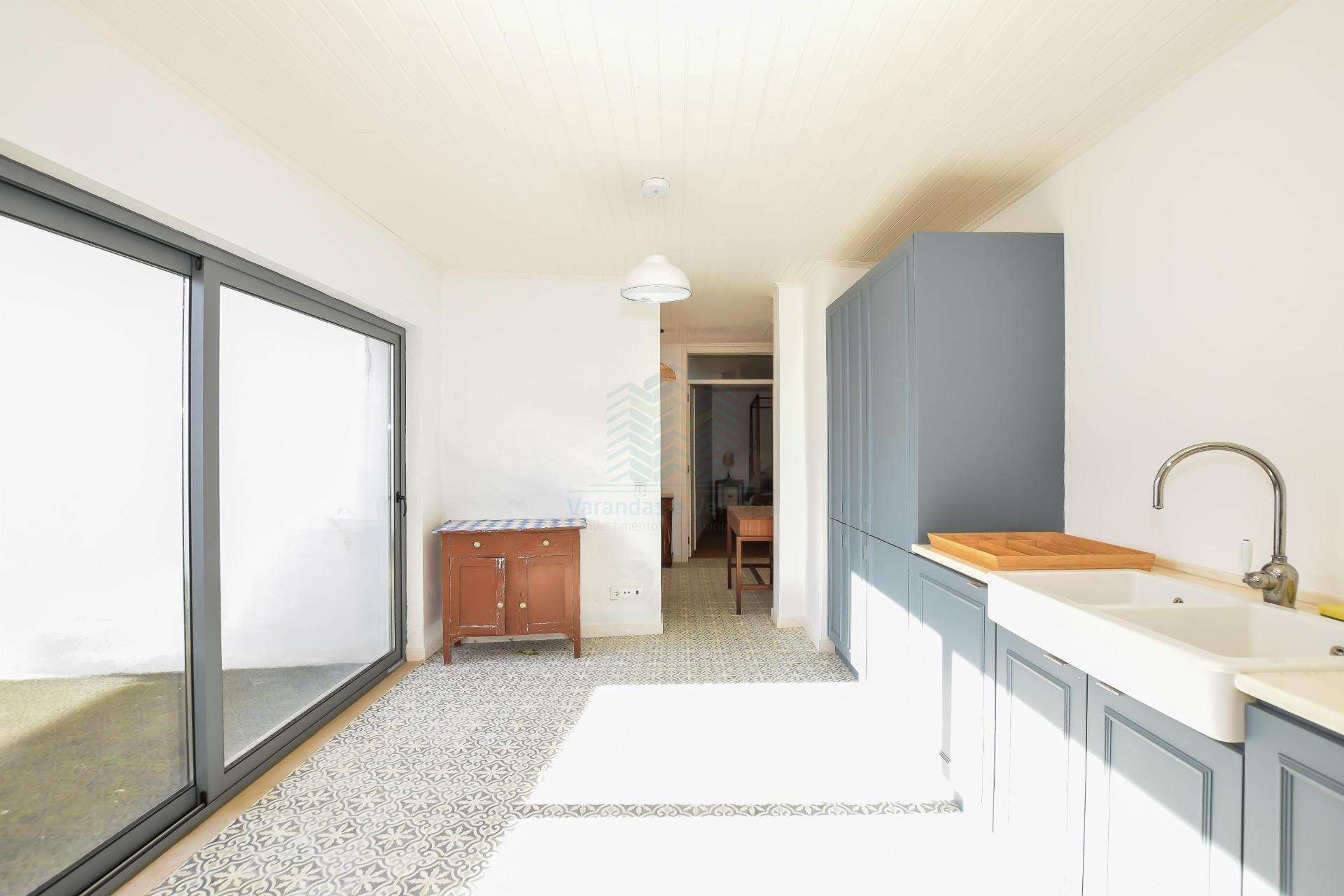 Moradia T3 remodelada com logradouro e terraço — Bugalhos