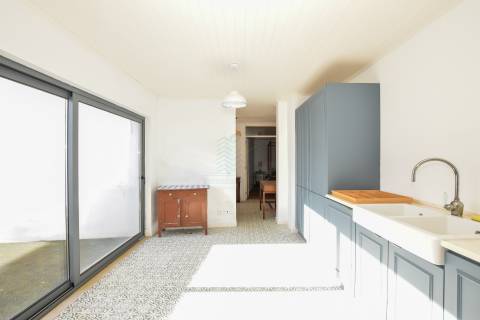 Moradia T3 remodelada com logradouro e terraço — Bugalhos