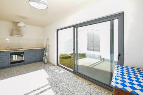 Moradia T3 remodelada com logradouro e terraço — Bugalhos