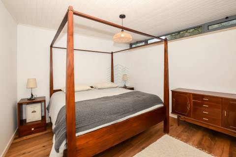 Moradia T3 remodelada com logradouro e terraço — Bugalhos