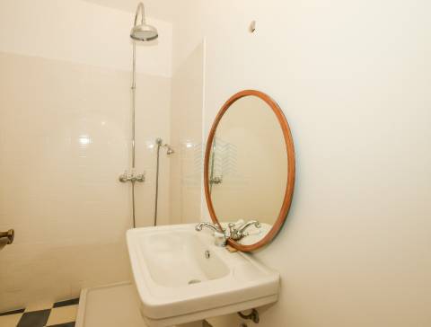 Moradia T3 remodelada com logradouro e terraço — Bugalhos