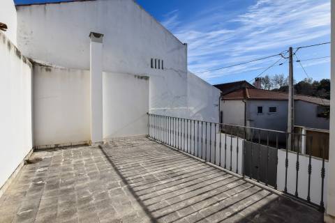 Moradia T3 remodelada com logradouro e terraço — Bugalhos